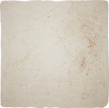 La Pietra di Lecce Avorio 30×30 cm di Ermes Ceramiche racchiude in un piccolo formato tutta l’autenticità e il fascino delle pietre salentine. Questa piastrella in gres porcellanato effetto pietra naturale reinterpreta con fedeltà la texture calda e materica della pietra leccese, rendendola adatta sia per pavimentazioni tradizionali che per soluzioni moderne, dove si vuole un perfetto equilibrio tra eleganza e praticità. Il formato 30×30 cm è ideale per chi desidera una posa più ritmata, modulare e classica. La dimensione contenuta consente di giocare con diversi schemi di posa e di adattare il prodotto anche a spazi ridotti, mantenendo un forte impatto estetico. Il colore Avorio, chiaro e delicato, dona luminosità e continuità agli ambienti, evocando la tipica pietra calcarea pugliese. La superficie, piacevolmente naturale al tatto, riproduce le sfumature e le irregolarità della pietra con grande realismo. Ogni piastrella è unica per tono e venatura, creando un effetto visivo dinamico ma armonioso. Grazie alle sue caratteristiche tecniche, la collezione Pietra di Lecce è perfetta per pavimenti e rivestimenti sia interni che esterni, garantendo durata e resistenza nel tempo. Caratteristiche tecniche Caratteristica Dettaglio Collezione Pietra di Lecce Variante / colore Avorio Formato 30 × 30 cm Spessore 9,0 mm Finitura Naturale Antiscivolo R10 Resistenza al gelo Sì (versione no frost) Resistenza all’usura Classe PEI 5 Fuga minima consigliata 5 mm Materiale Gres porcellanato effetto pietra naturale Luogo d’uso Pavimenti e rivestimenti interni / esterni La tradizione della pietra leccese reinterpretata La serie Pietra di Lecce nasce per portare la bellezza senza tempo della pietra pugliese in contesti abitativi contemporanei. La variante Avorio riprende le tonalità sabbiate e calcaree della pietra originale, offrendo superfici morbide, chiare e naturalmente eleganti. Nel formato 30×30 cm, la piastrella si adatta perfettamente a pavimentazioni classiche, ambienti rustici e zone dove serve una modularità più regolare. È la scelta ideale per cucine, ingressi, corridoi, verande, taverne e porticati, ma può essere utilizzata anche per rivestire superfici verticali, creando pareti decorative dal carattere autentico. La collezione permette inoltre di abbinare più formati (30×30, 30×50, 50×50, 80,5×80,5 cm), ottenendo schemi di posa dinamici e superfici dal fascino artigianale. Questa flessibilità progettuale consente di mantenere la coerenza estetica tra spazi interni ed esterni, offrendo un linguaggio materico unico e continuo. Performance e durata nel tempo Prodotta in gres porcellanato compatto, la Pietra di Lecce Avorio garantisce elevate prestazioni tecniche: resiste al gelo, agli urti, all’usura e ai prodotti chimici di uso domestico. La superficie naturale, pur mantenendo un aspetto autentico e leggermente strutturato, risulta facile da pulire e da mantenere nel tempo. Il risultato è una piastrella che unisce valore estetico e funzionalità, perfetta per chi cerca la bellezza delle pietre naturali senza rinunciare ai vantaggi del gres: stabilità cromatica, resistenza e versatilità. Con la Pietra di Lecce Avorio 30×30 cm, Ermes Ceramiche propone una soluzione capace di arricchire ogni spazio con luce, calore e carattere, restituendo tutto il fascino della tradizione mediterranea in chiave contemporanea.