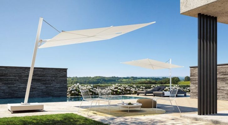 Ombrellone Spectra Umbrosa a braccio laterale con design innovativo e apertura orizzontale. Perfetto per outdoor moderni. Qualità premium e prestazioni elevate.
